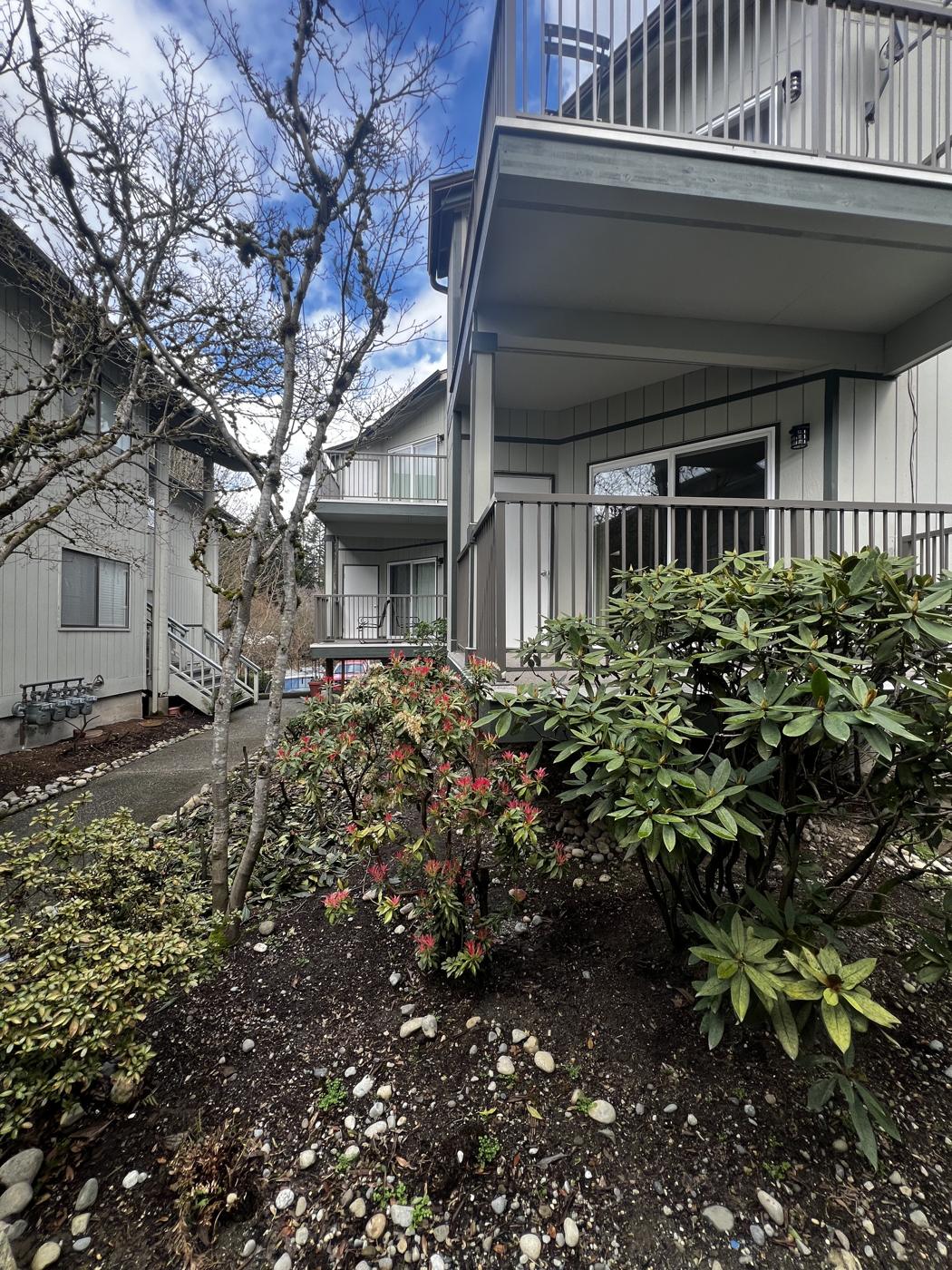 Another building in the same Bothell condo community after the HOA exterior repaint